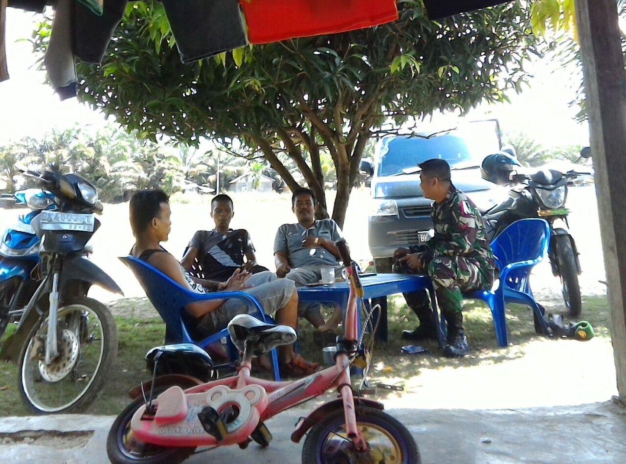 Jalin Silaturahmi, Babinsa Koramil 02/ Singkil Komsos ke Dengan Warga Binaan