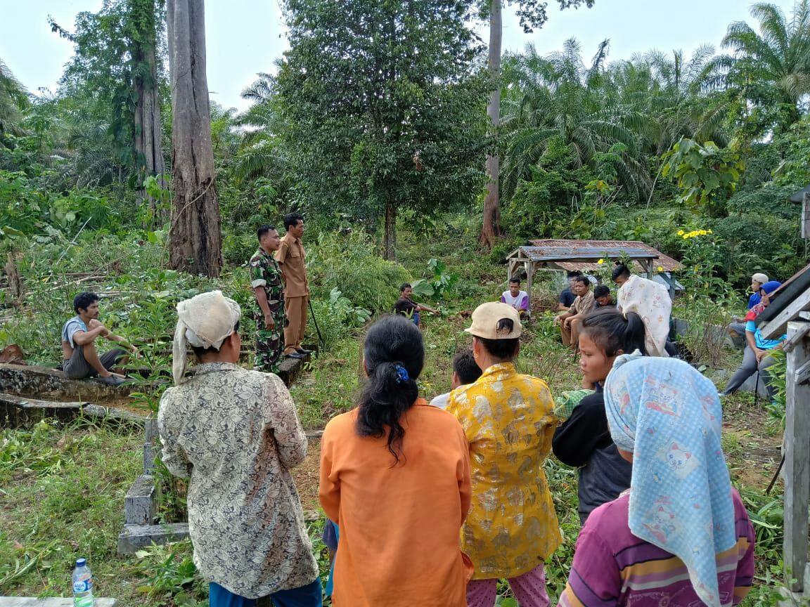 Anggota Koramil 07/Danau Paris Melaksanakan Gotong Royong Bersama