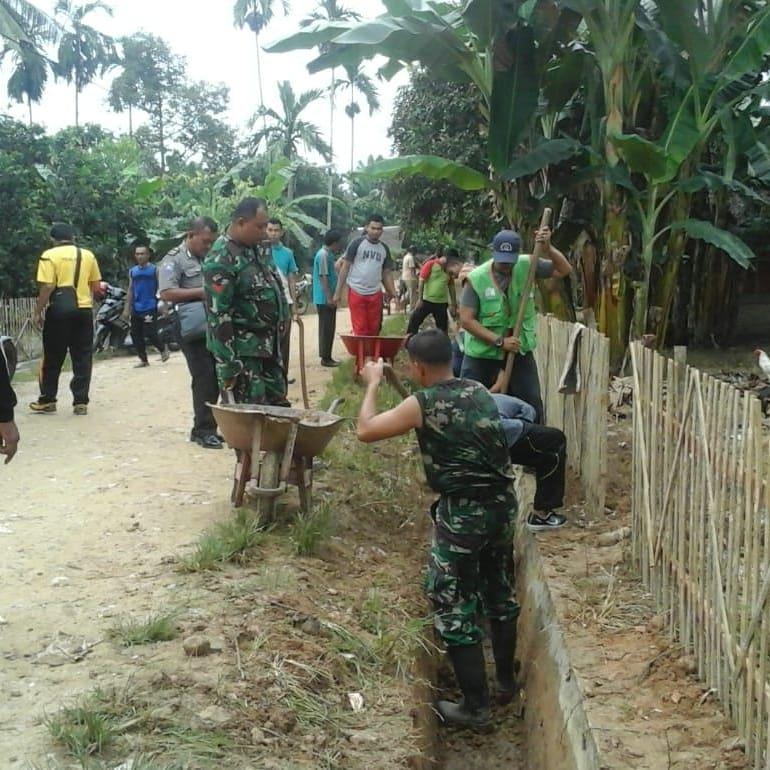 Anggota Pos Ramil Bandar mulia melaksanakan gotong royong di Desa Paya Rahat