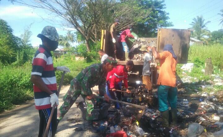 BABINSA BANTU PETUGAS KEBERSIHAN ANGKAT TUMPUKAN SAMPAH