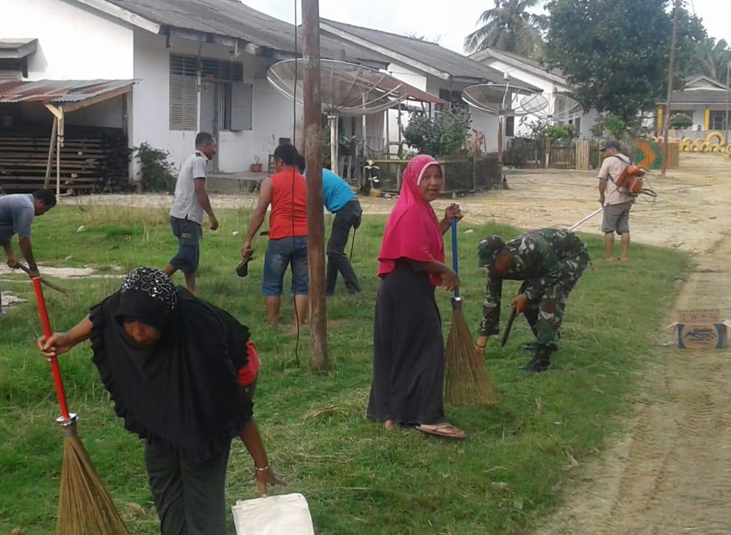 Babinsa Koramil 03/Gunung Meriah menjalankan “Jumat Bersih ” Didesa Binaan
