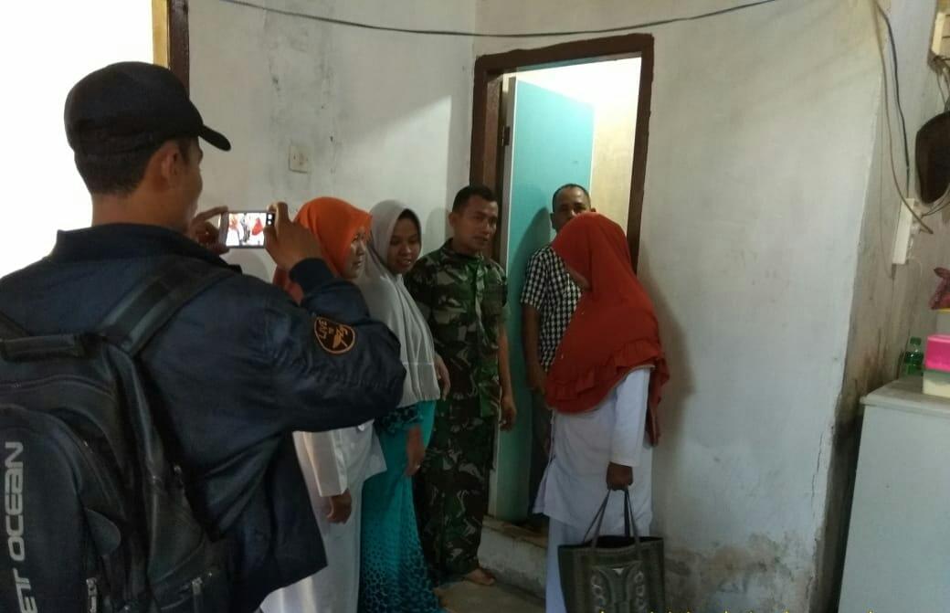 BABINSA DAN PETUGAS PUSKESMAS CEK KEBERSIHAN RUMAH WARGA