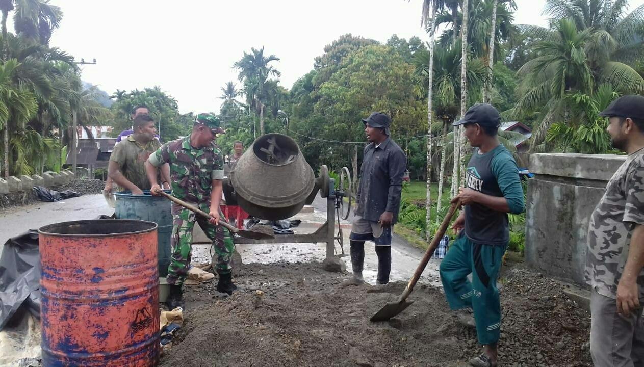 BABINSA LAMNO BERSAMA WARGA GOTONG ROYONG REHAB JALAN DI PANTE CERMIN