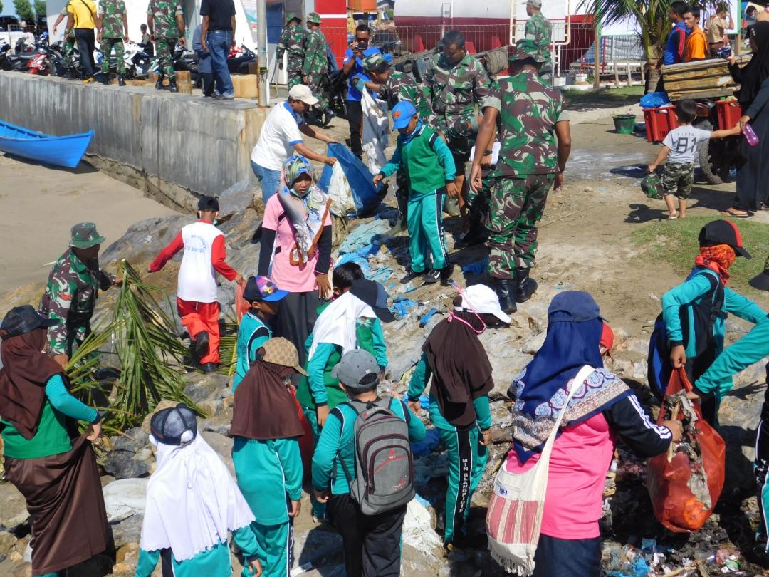 World Cleanup Day, Kodim 0110/Abdya Karbak bersihkan sampah di TPI