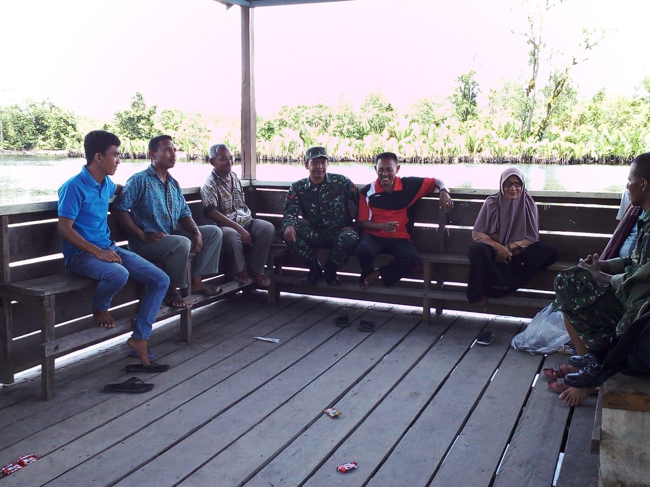 Babinsa Mediasi Kesulitan Transfortasi Angkutan Air Menuju Kecamatan Kuala Baru