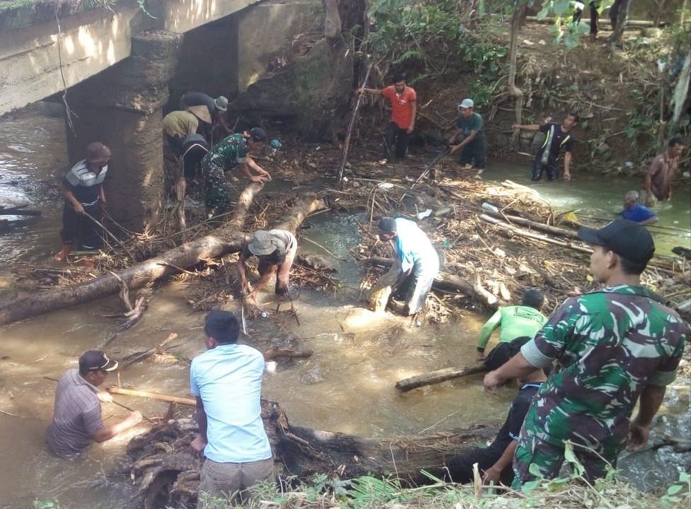 Sambut HUT TNI ke-73, Koramil 05/Tangan-tangan Karbak Bersihkan Sampah
