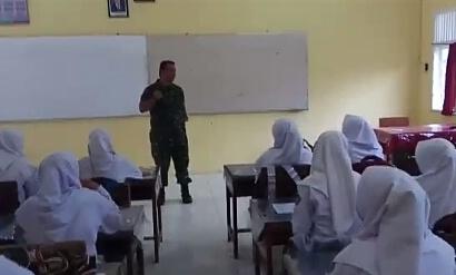 Babinsa Koramil 01/Blangpidie Berikan Sosialisasi Bahaya Narkoba pada Siswa SMA
