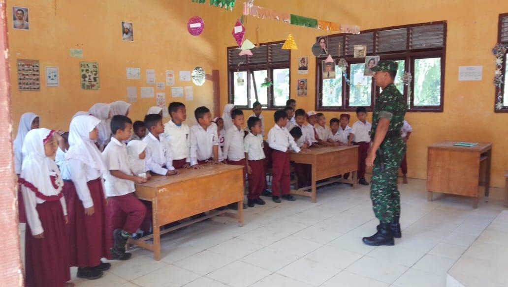 Babinsa Koramil 04/Simpang Kanan Motivasi Pelajar SDN Desa Lae Bangun