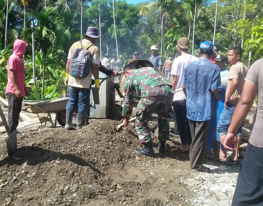 Wujudkan Rasa Kebersamaan Dengan Masyarakat, Babinsa Pos Ramil 09/LS Ikut Gotong Royong Bangun Desa
