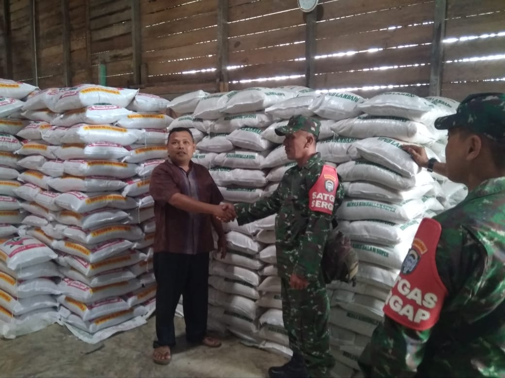“KODIM 0104/ATIM SERAHKAN 12 TON BERAS HASIL SERGAB KEPADA BULOG DRIVER LANGSA”