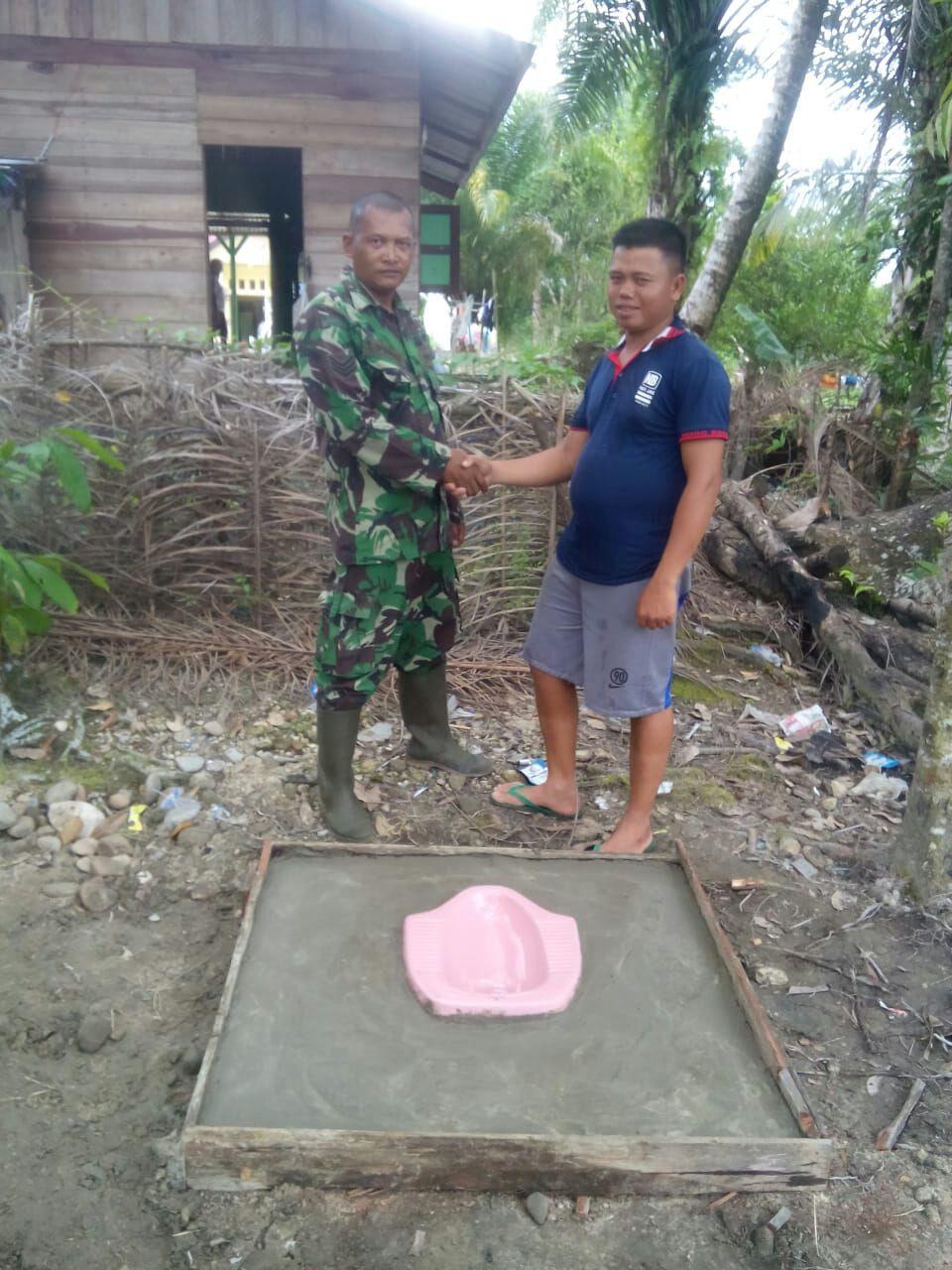 Babinsa Koramil 07/Danau Paris Melaksanakan Pembuatan Jamban