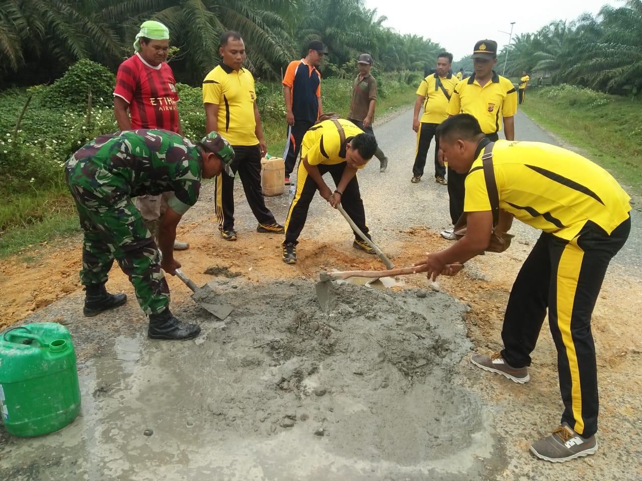 Koramil 04/Bdh Berserta Polsek dan Warga Bendara Bergotong Royong