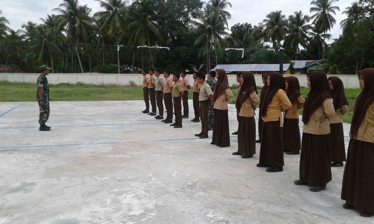 Babinsa Koramil 06/Singkohor terapkan Bela Negara ke Murid SMP N 1 Singkohor