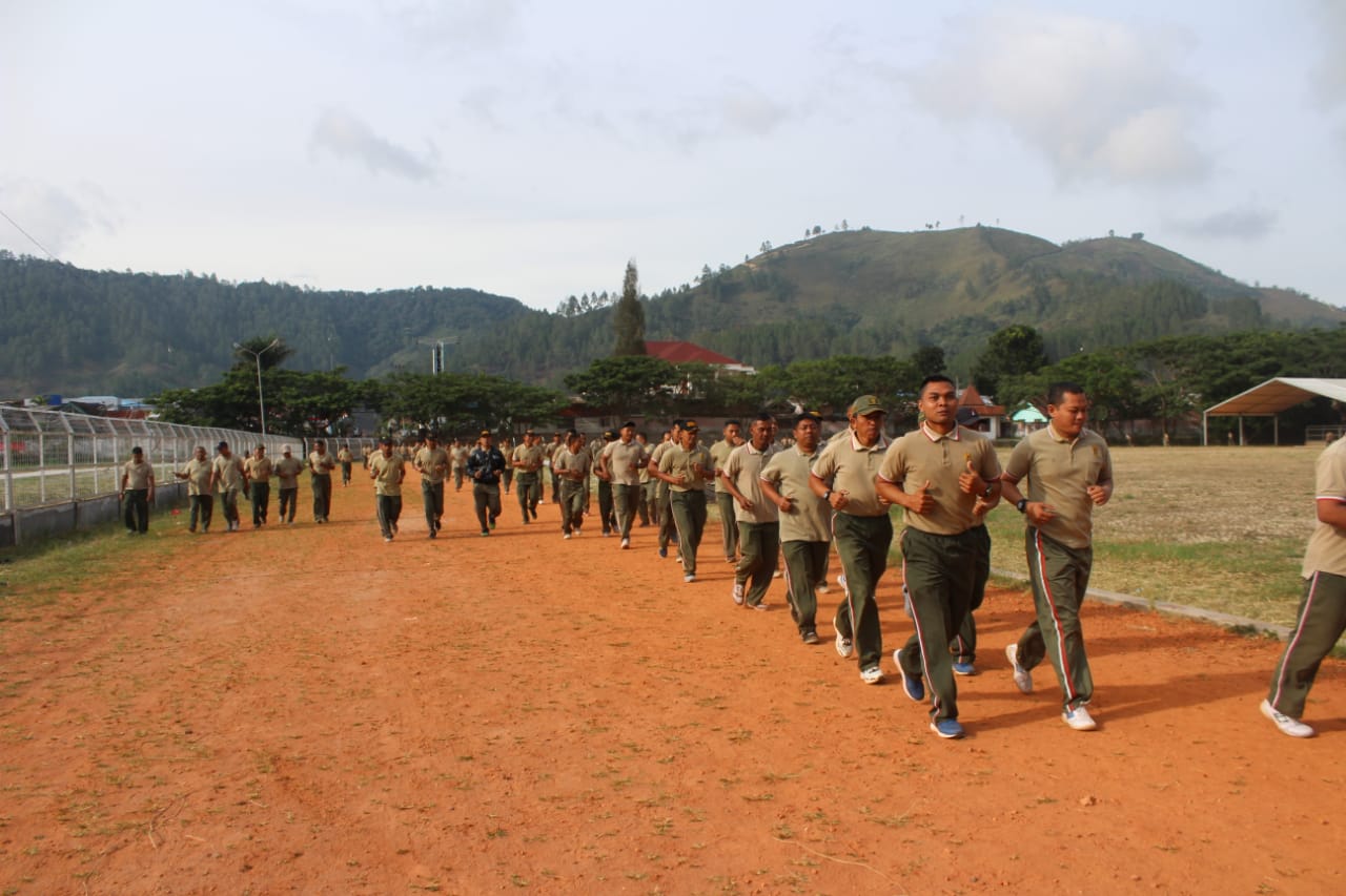 Dandim 0106/Ateng-BM Pimpin Lari Aerobik di Musara Alun