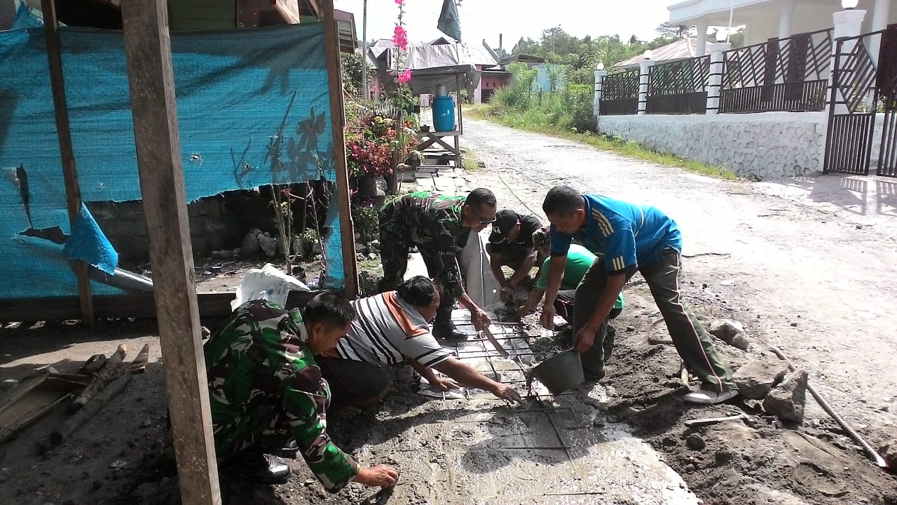 Prajurit Koramil 11/Wps dan Masyarakat Karya Bhakti Jembatan