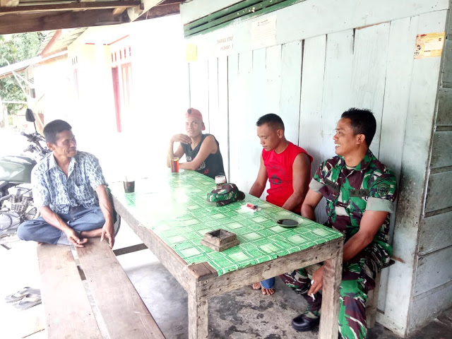 Cegah Karhutla, Anggota Koramil 07/Danau Paris Gelar Komsos di Desa Napagaluh