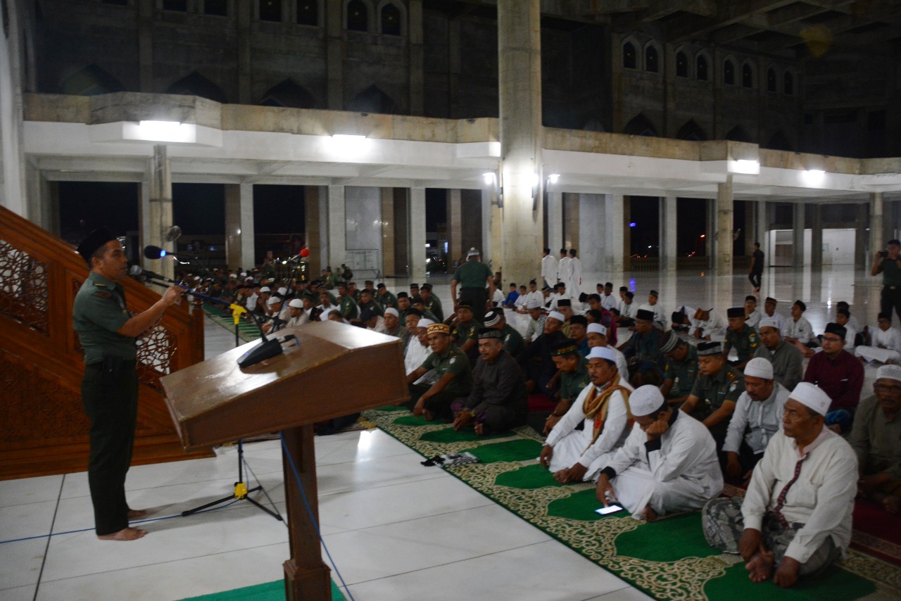 Danrem Ajak Prajuritnya Sholat Subuh Berjamaah di Masjid Islamic