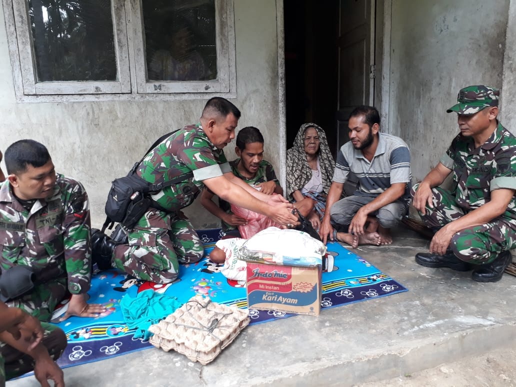 Dan pos Ramil Muara Dua Berikan Bantuan Sembako Kepada Warga Kurang Mampu