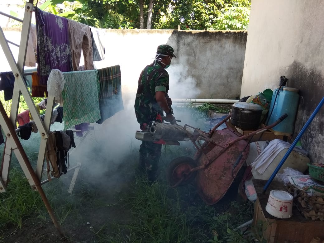 Cegah Demam Berdarah, Koramil 23/Langsa Timur Fogging Rumah Warga