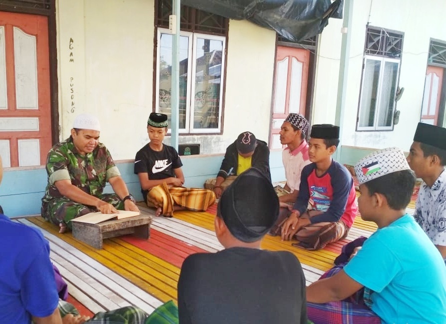 Babinsa Ramil 02/Lgs Ajari Anak-Anak Mengaji