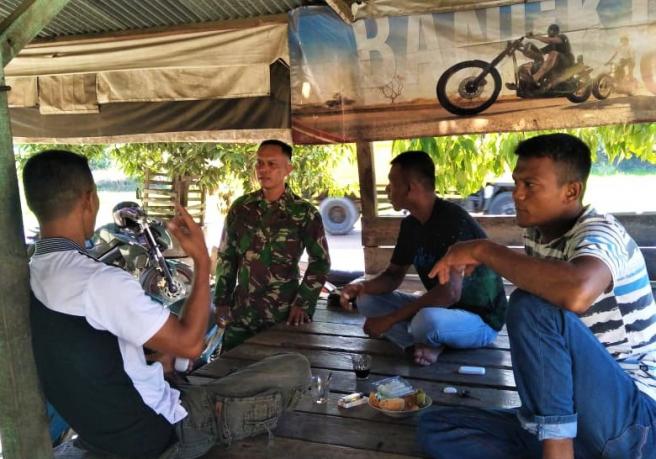 Babinsa Koramil 08/Kuta Baro Ajak Warga Jaga Keamanan dan Ketertiban Lingkungan