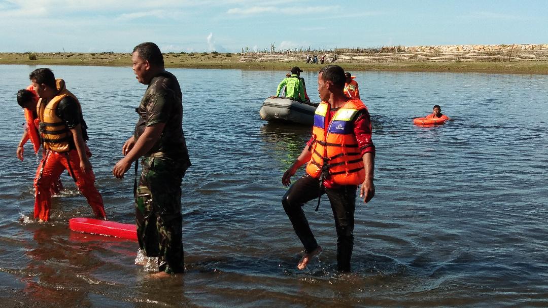 BABINSA POSRAMIL KUALA PESISIR BANTU PENCARIAN WARGA TENGGELAM DI PANTAI SEUNAGAN