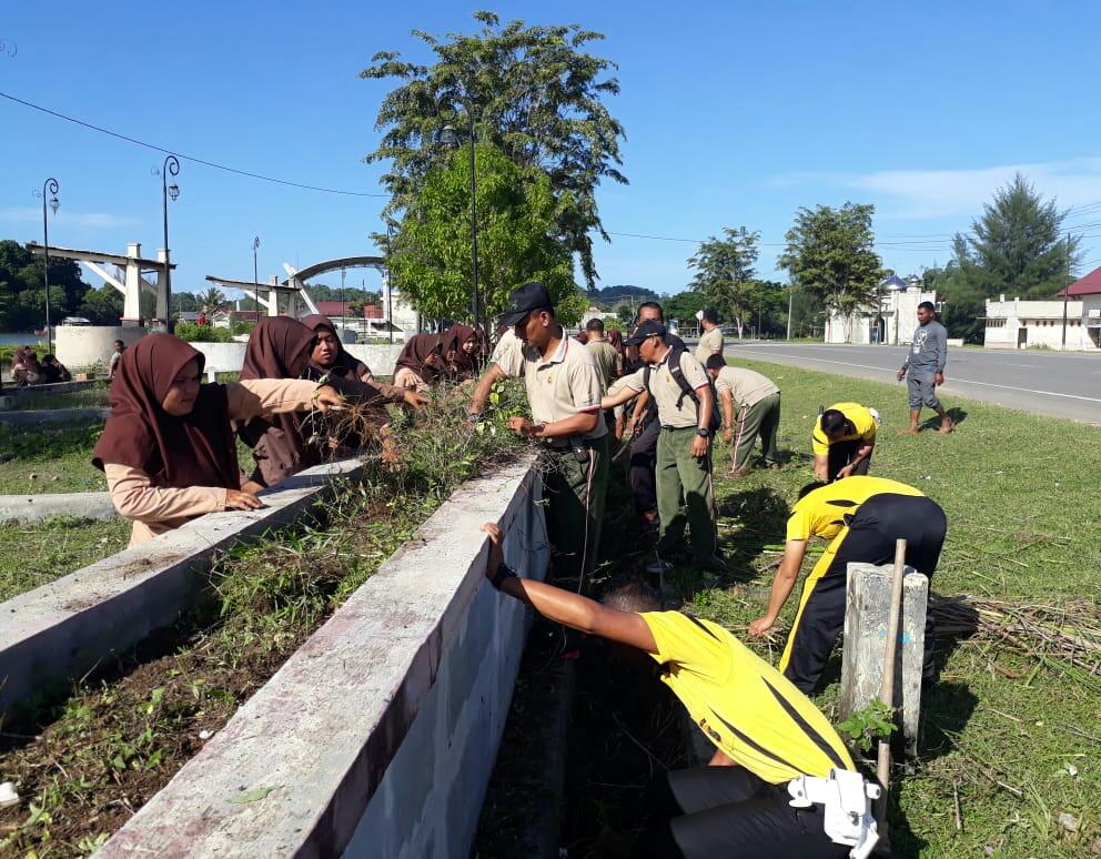 TNI – POLRI Bersihkan Rest Area di Rigaih