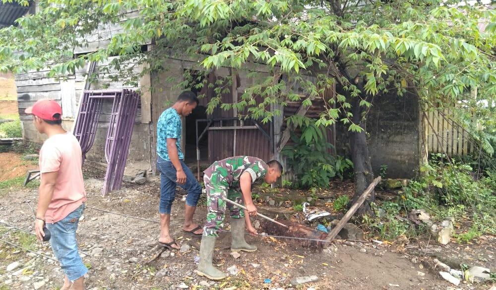 Babinsa Darul Hikmah Bantu Pembangunan Pagar TPU