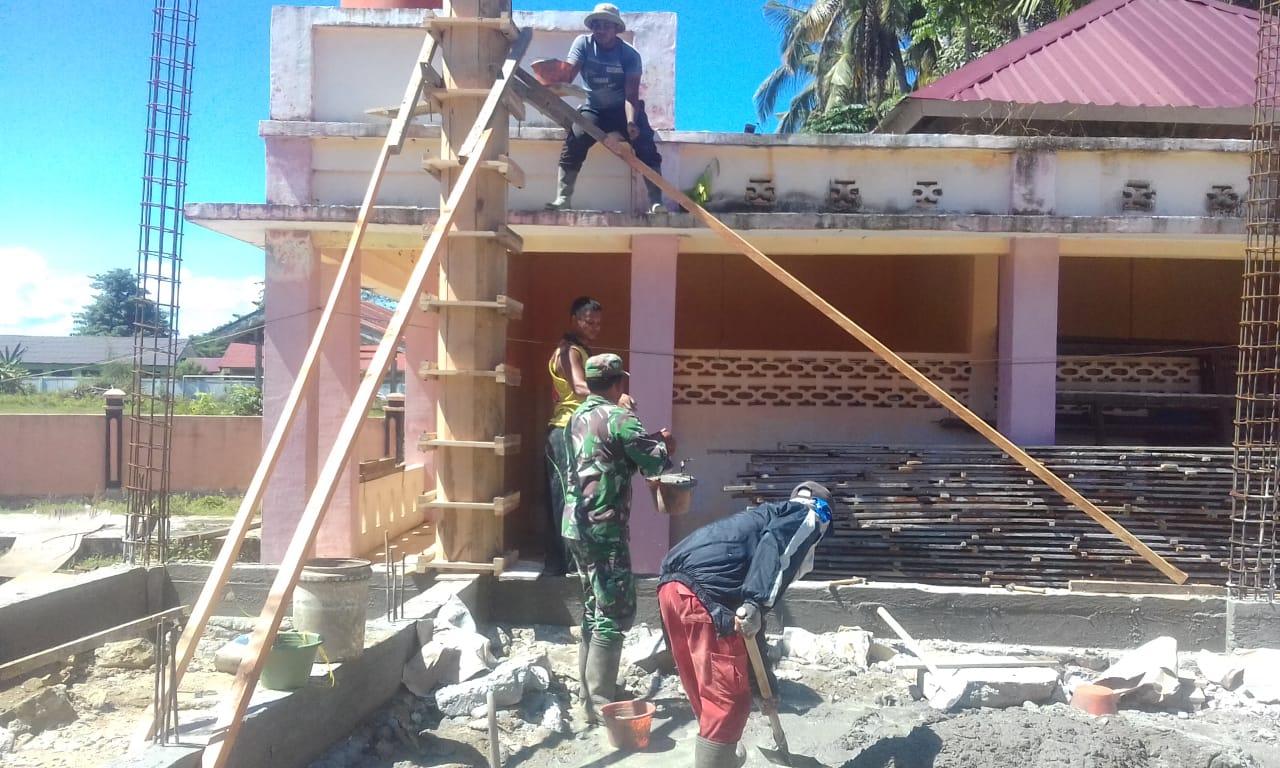 Babinsa Posramil Darul Hikmah Bantu Warga Bangun Meunasah