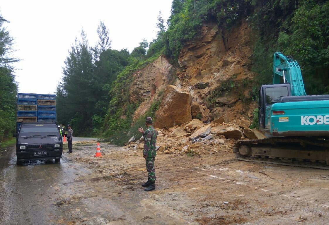 Tanah Longsor Tutupi Badan Jalan, Babinsa Lageun Bantu Atur Lalu Lintas