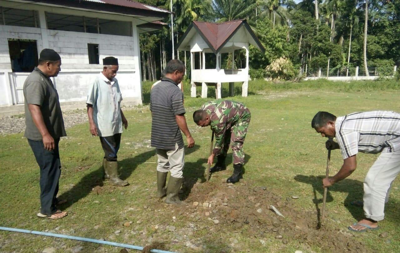 BABINSA POSRAMIL PASIE RAYA BERSAMA WARGA PERBAIKI  PIPA AIR UNTUK WUDHU DI BALAI PENGAJIAN.