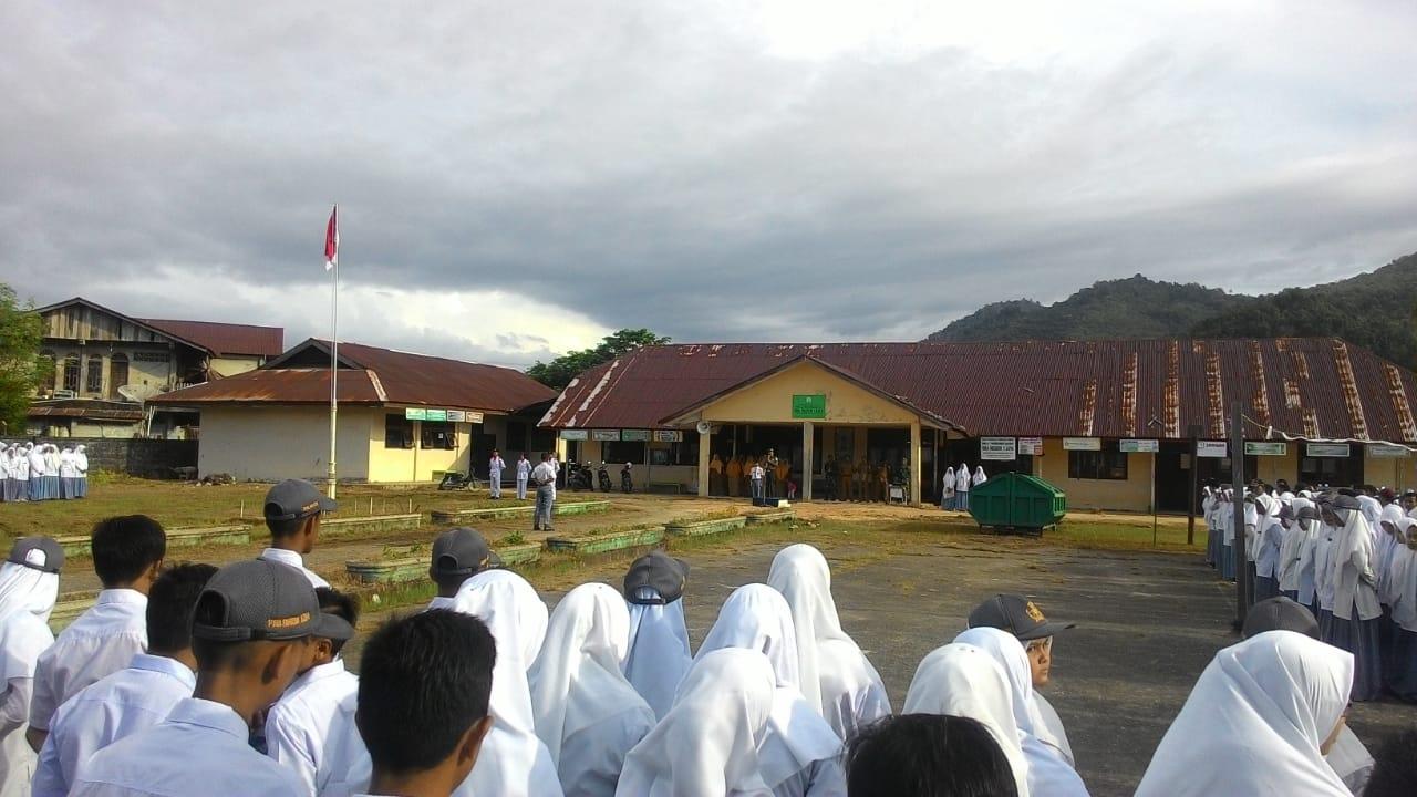 Danramil 01/Lamno Pimpin Upacara Bendera di SMAN 1 Jaya