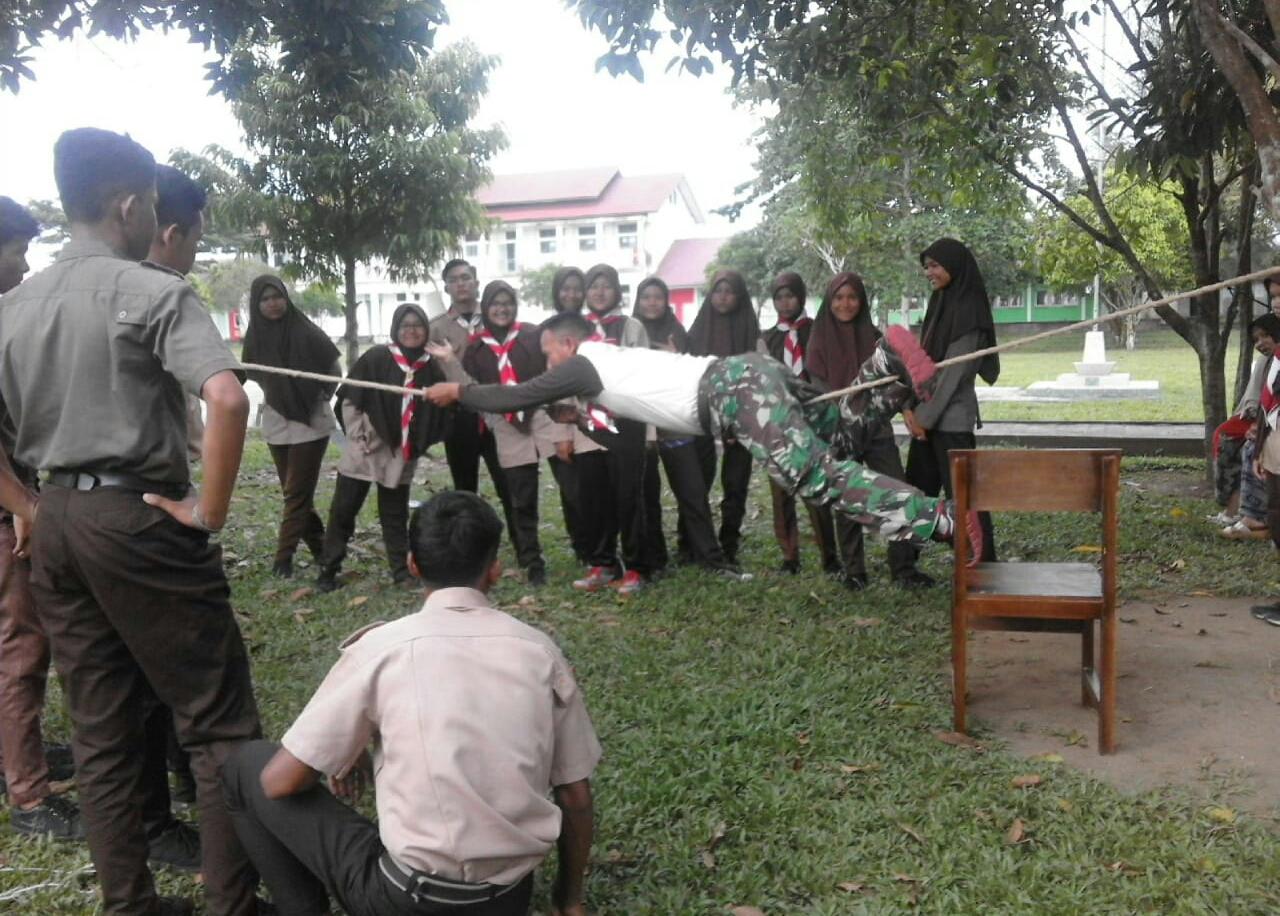 Bina Pramuka, Koramil Teunom Latihkan Materi Navigasi Darat dan Mountainerring
