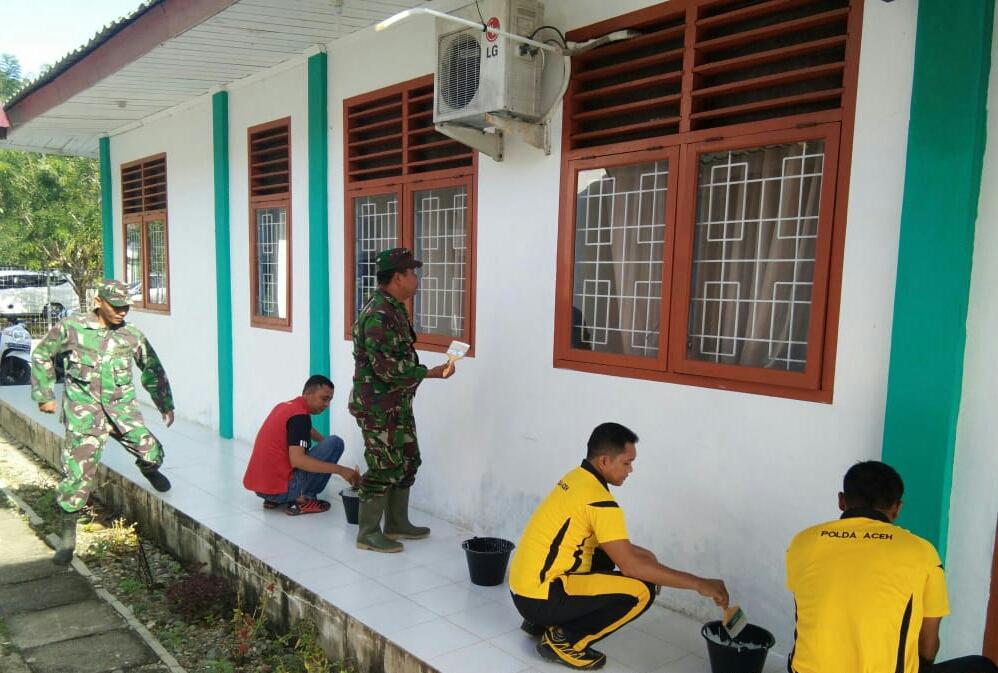 PEDULI PELAYANAN KESEHATAN, TNI – POLRI GOTONG ROYONG DI PUSKESMAS CALANG.