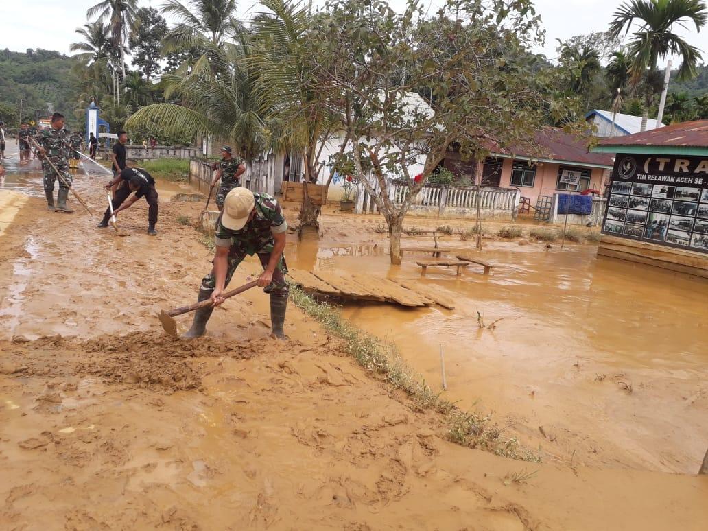 Gabungan TNI dan BPBD Diterjunkan Bantu Bersihkan Gampong Teungoh dari Lumpur