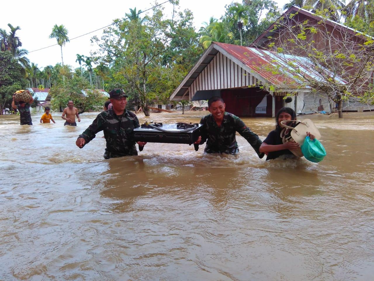 PERSONIL TNI EVAKUASI KORBAN BANJIR DI ACEH JAYA