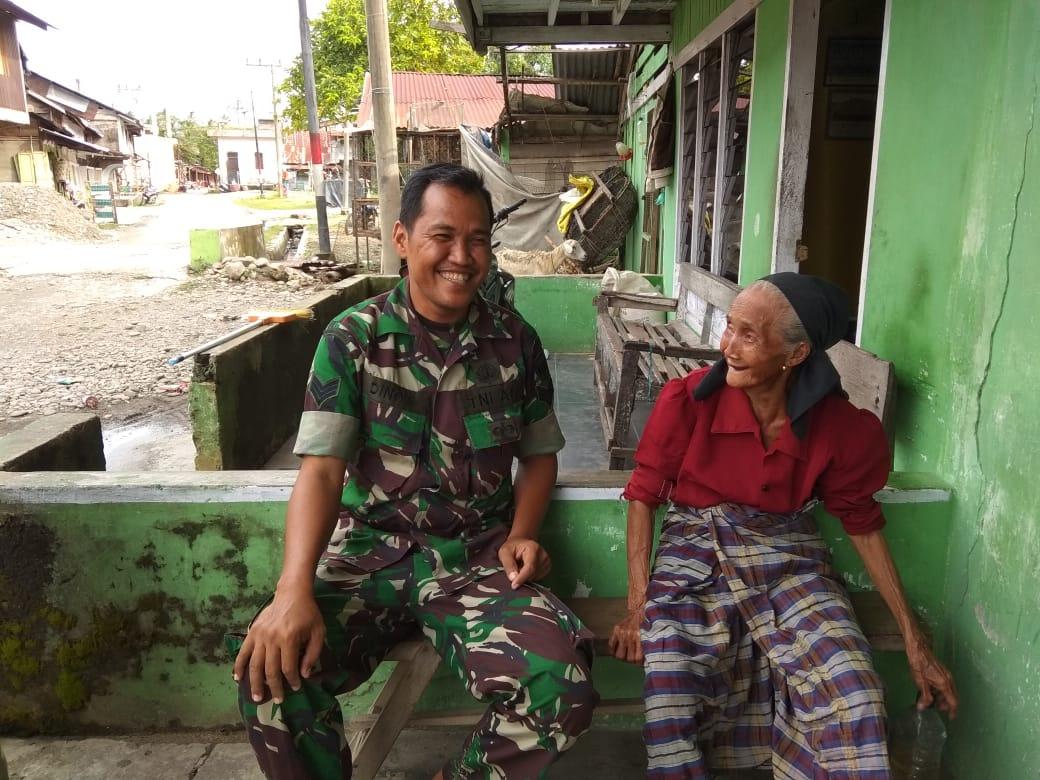 Kebahagian Nek Masni Terpancar Diwajahnya Saat Disambangi Babinsa Aceh Selatan