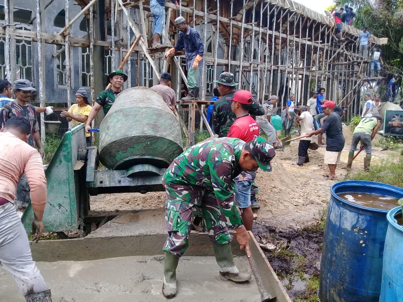 Babinsa Koramil 02/Singkil Laksanakan Gotong Royong Bersama Masyarakat