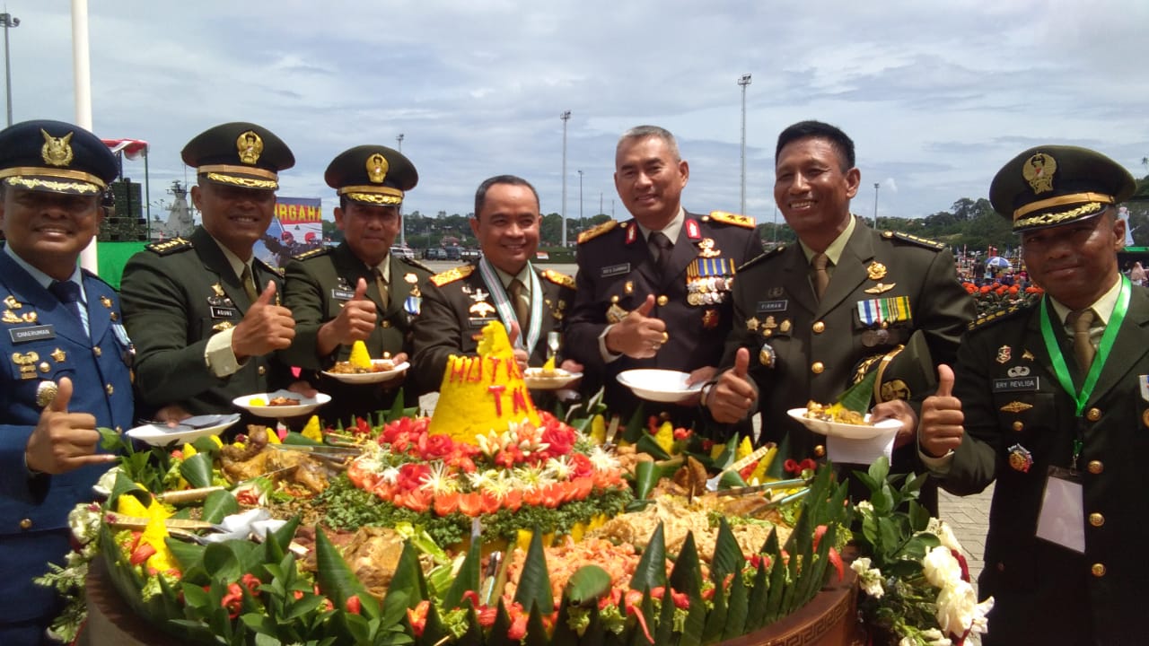 Pangdam IM Potong Tumpeng Usai Upacara HUT TNI ke-73 TNI