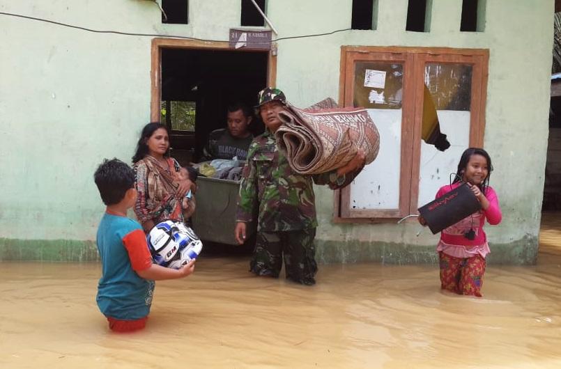 Babinsa Posramil Tadu Raya Tetap Bantu Evakuasi Warga