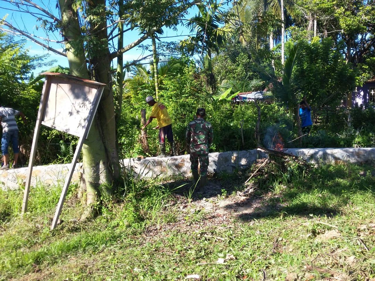 Desa Ditumbuhi Semak Belukar, Babinsa Darul Hikmah Bersama Warga Lakukan Pembersihan