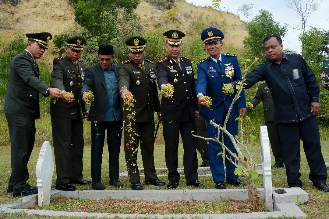Dirgahayu TNI Ke-73, Korem 011 Lilawangsa Adakan Ziarah Makam Pahlawan