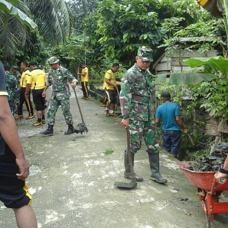 Personel TNI-Polri  Kerja Bakti Bersihkan Parit Bersama Warga Suka Damai