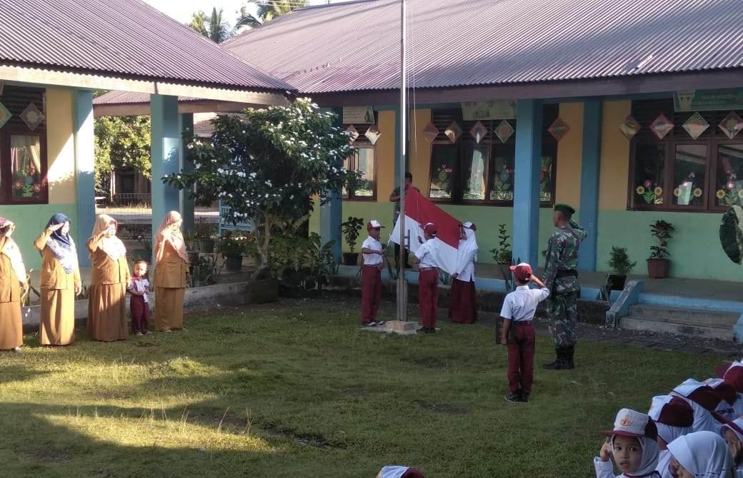 Babinsa Calang Jadi Inspektur Upacara di SD Negeri 6 Krueng Sabee