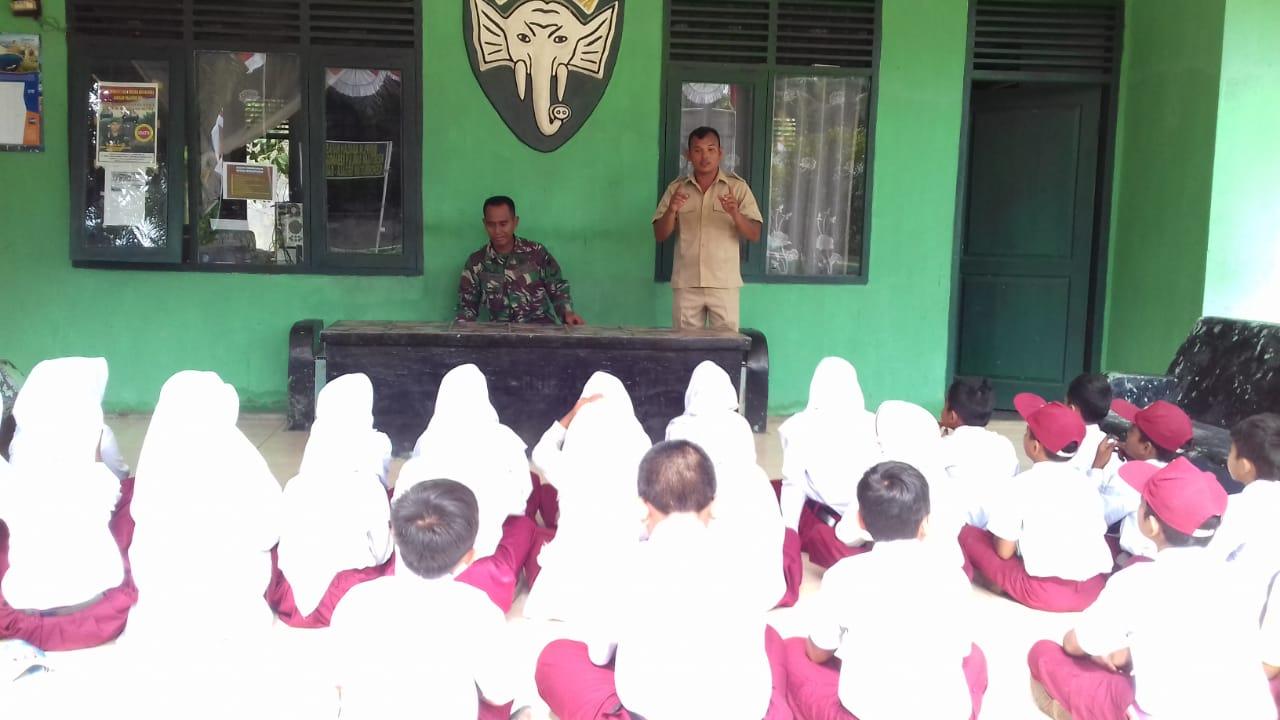 Babinsa Koramil 03/Gunung Meriah Berikan Pengetahuan Sejarah Hari Kesaktian Pancasila ke Pelajar