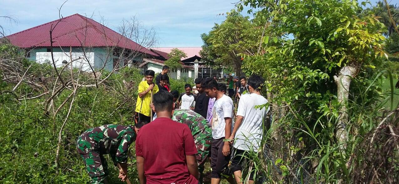 BABINSA DAN SANTRI GOTONG ROYONG BERSIHKAN SALURAN AIR DI PESANTREN BUDI
