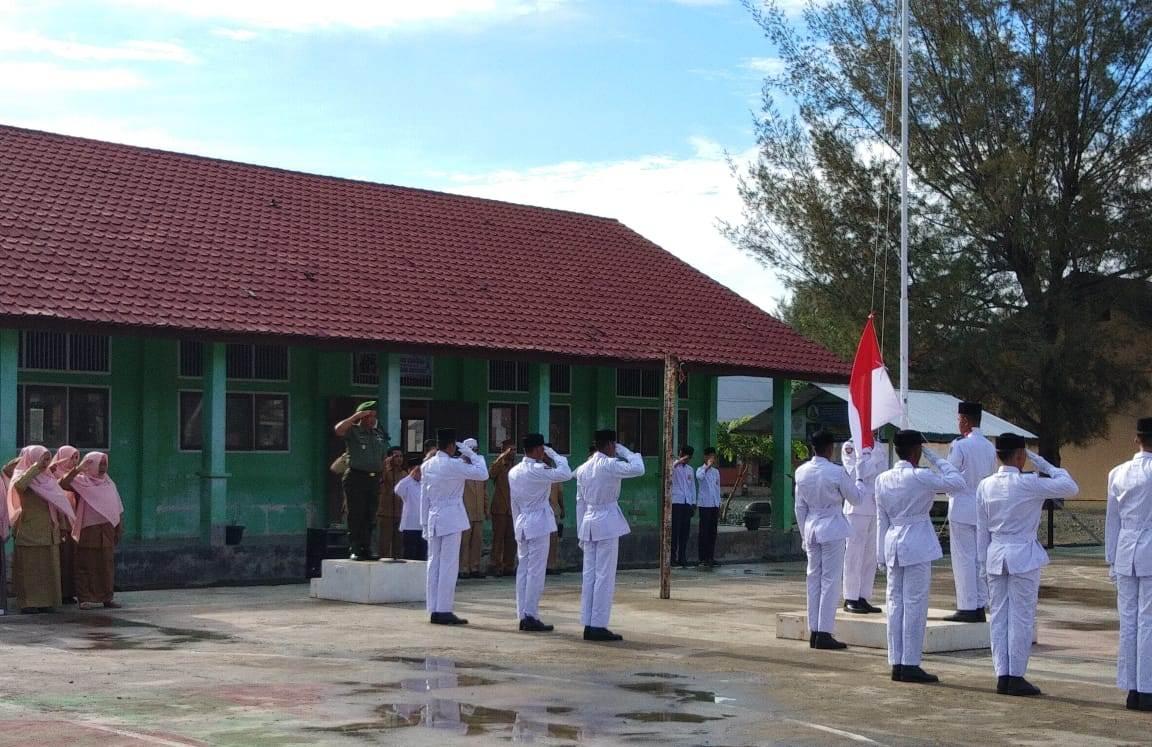 DANRAMIL LAGEUN PIMPIN UPACARA BENDERA DI PESANTREN DARUL ABRAR