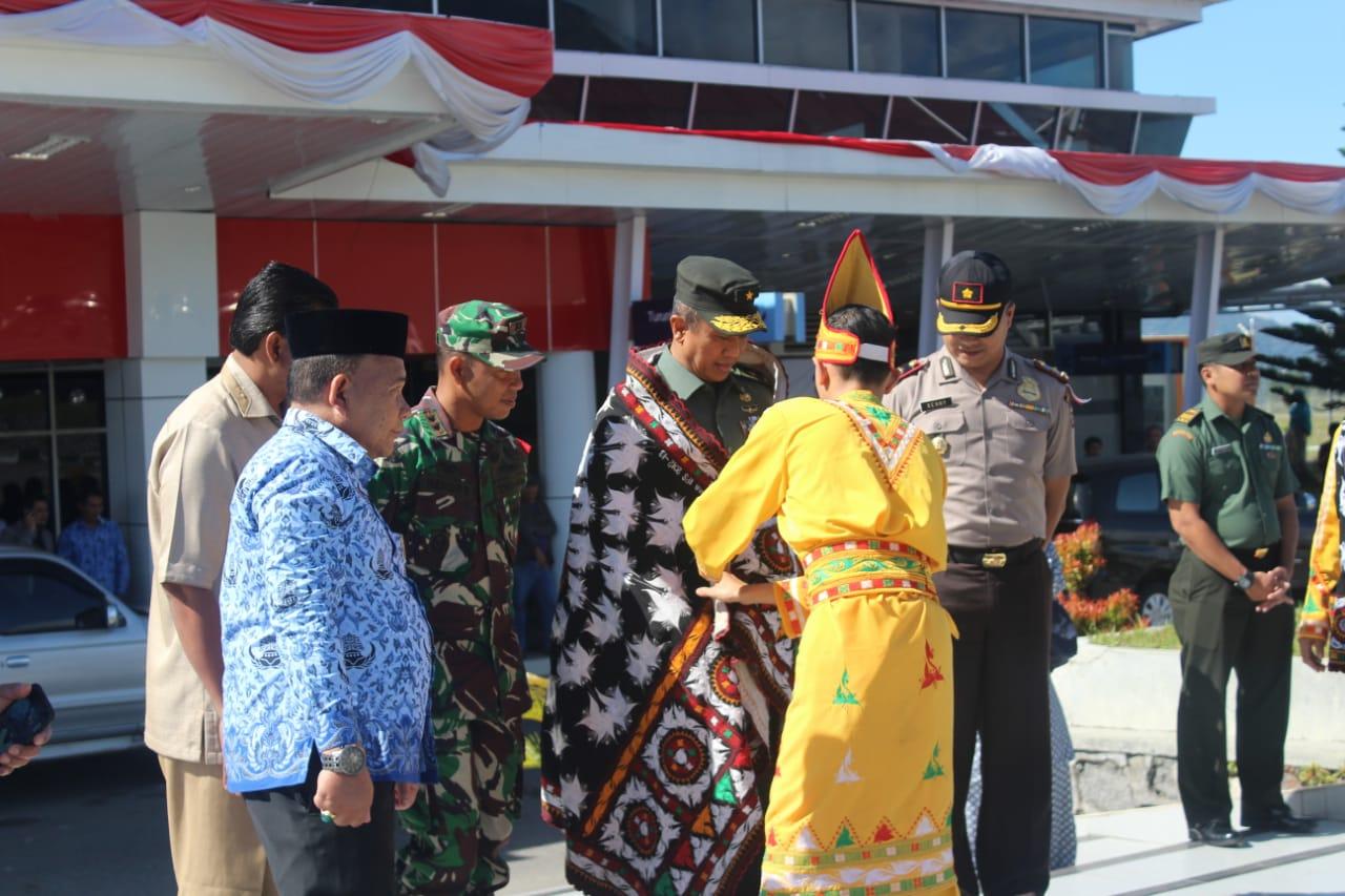 Tim Wasev Tiba di Bandara, di Sambut Dansatgas TMMD