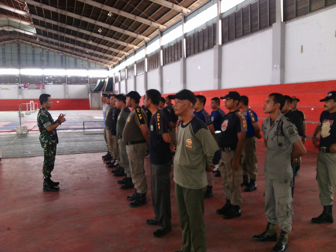 “BABINSA RAMIL 05/IDR LATIH KEDISIPLINAN SATPOL PP DAN WH PEMDA ACEH TIMUR”