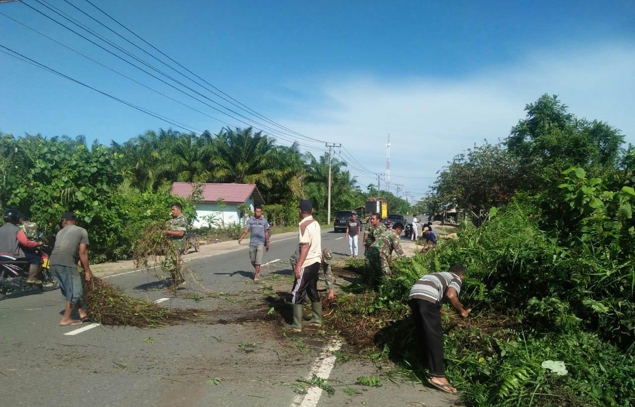TNI dan Warga Gotong Royong Bersihkan Sampah Banjir dari Jalan Lintas